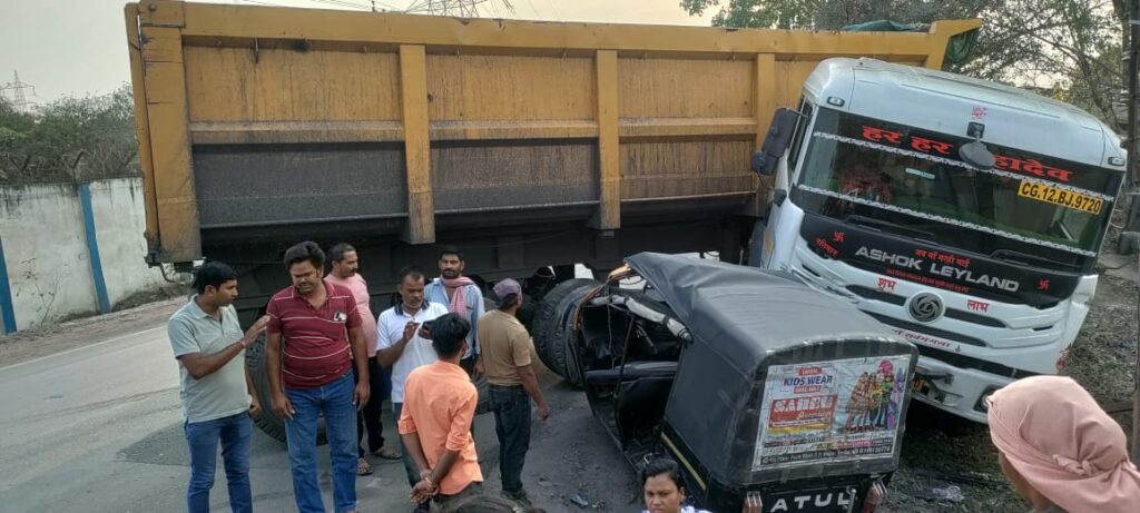 तेज रफ्तार ट्रक ने ऑटो को मारी ठोकर , चालक की मौत .... आधा दर्जन सवारी घायल 1 IMG 20240415 WA0032
