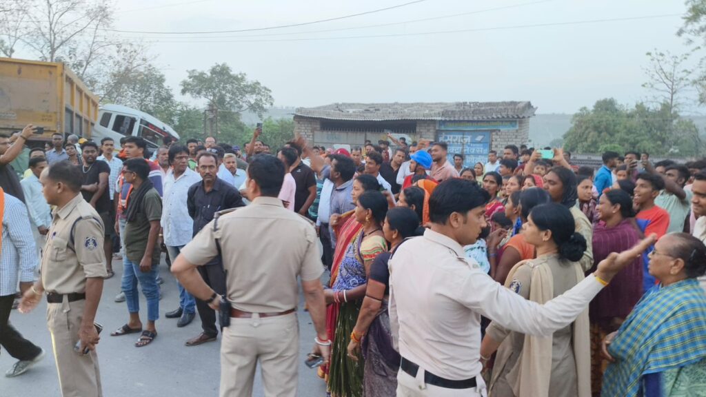 तेज रफ्तार ट्रक ने ऑटो को मारी ठोकर , चालक की मौत .... आधा दर्जन सवारी घायल 2 IMG 20240415 WA0034