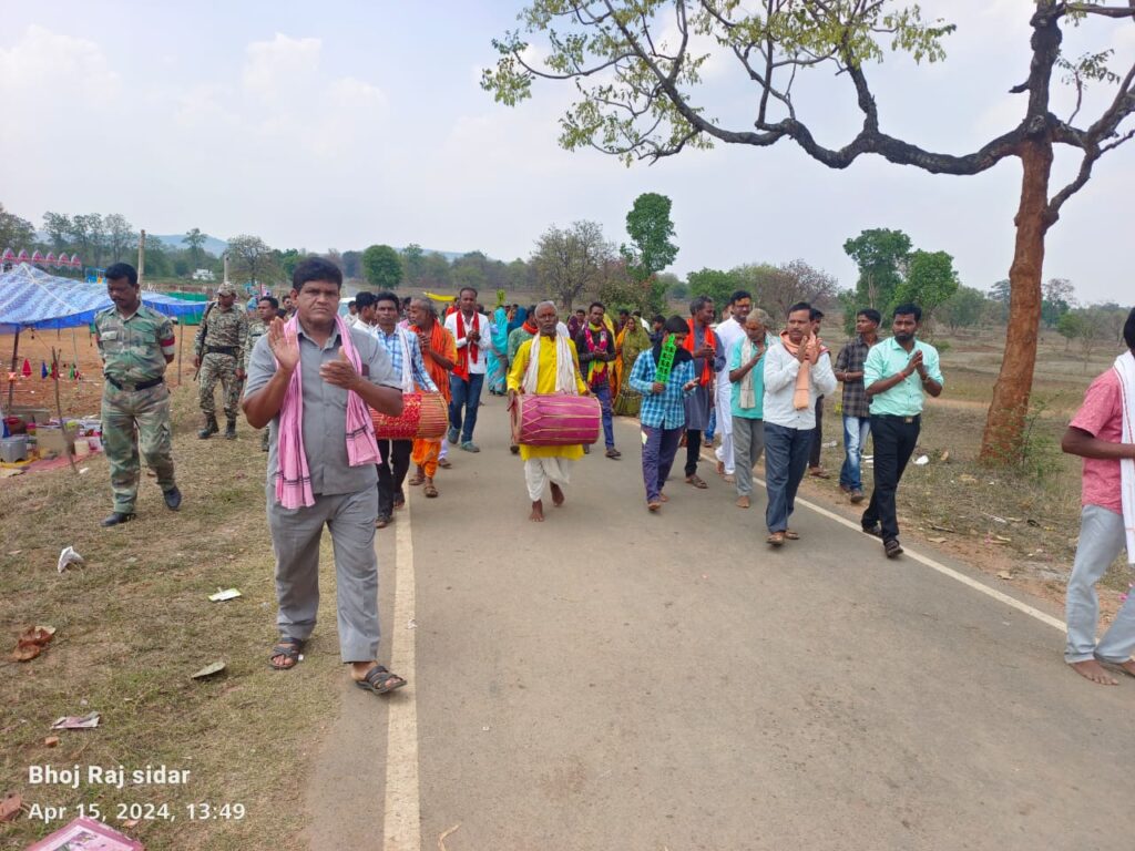 मुख्यमंत्री की धर्म पत्नी कौशल्या साय बनेकेला में पहुँची माता की दरबार 2 IMG 20240415 WA0051