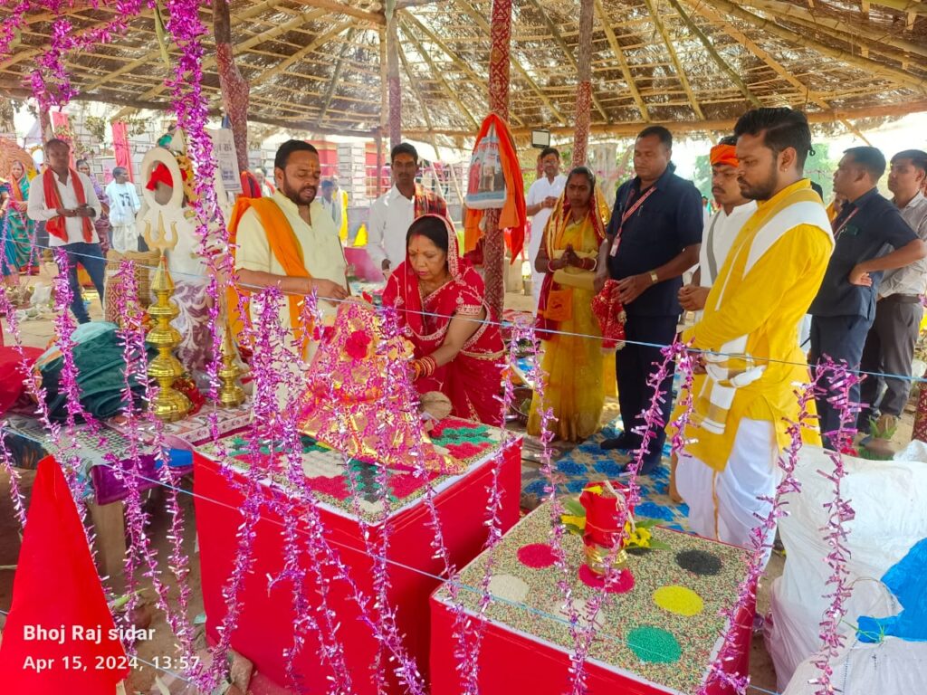 मुख्यमंत्री की धर्म पत्नी कौशल्या साय बनेकेला में पहुँची माता की दरबार 3 IMG 20240415 WA0062