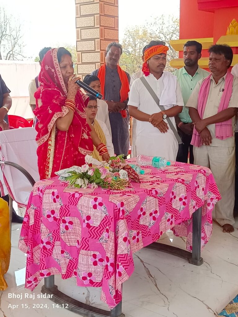 मुख्यमंत्री की धर्म पत्नी कौशल्या साय बनेकेला में पहुँची माता की दरबार 4 IMG 20240415 WA0063