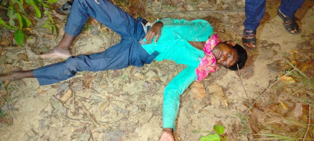जगंल मे घूमे रहे 80 हाथियों के दल के बीच , ऐसे बची दारू बाज की जान 2 IMG 20240502 WA0028
