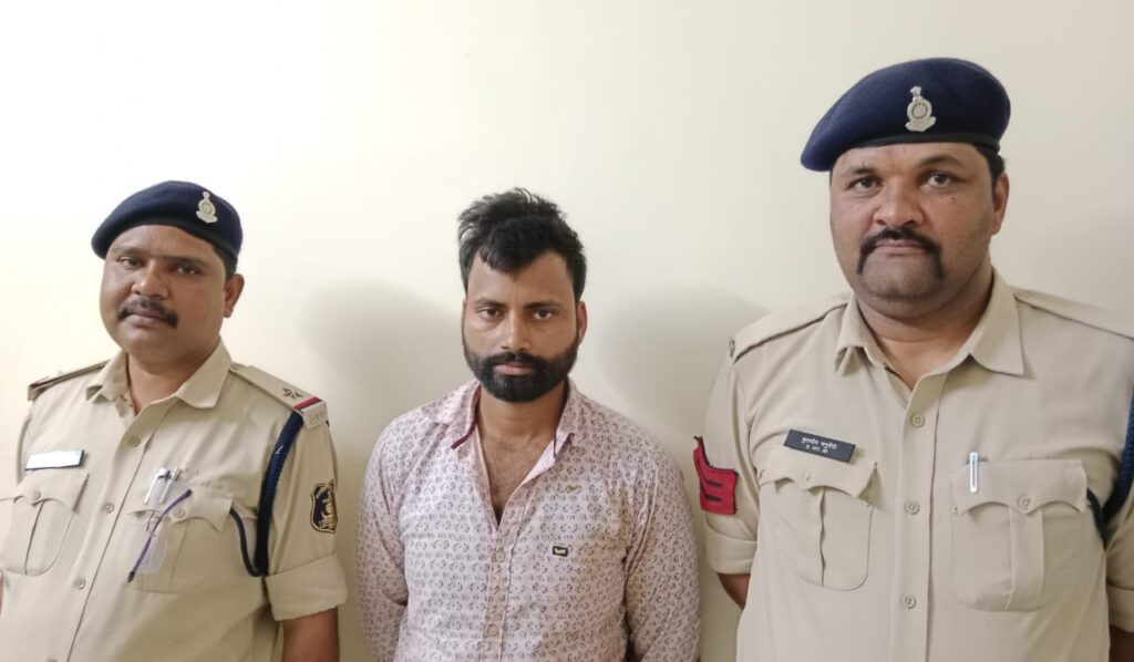बैंक के सामने युवती की निर्मम हत्या के मामले में पुलिस ने नाकेबंदी कर चंद घंटों में हत्यारे को किया गिरफ्तार 3 IMG 20240627 WA0007