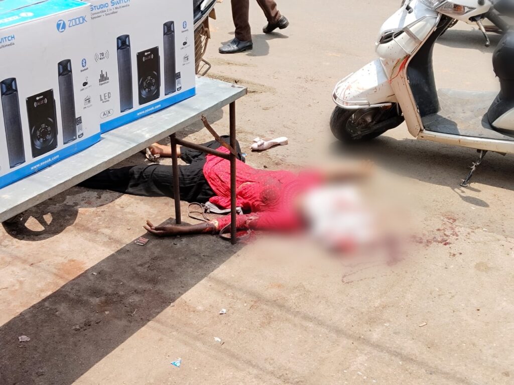बैंक के सामने युवती की निर्मम हत्या के मामले में पुलिस ने नाकेबंदी कर चंद घंटों में हत्यारे को किया गिरफ्तार 2 Picsart 24 06 27 16 03 15 307