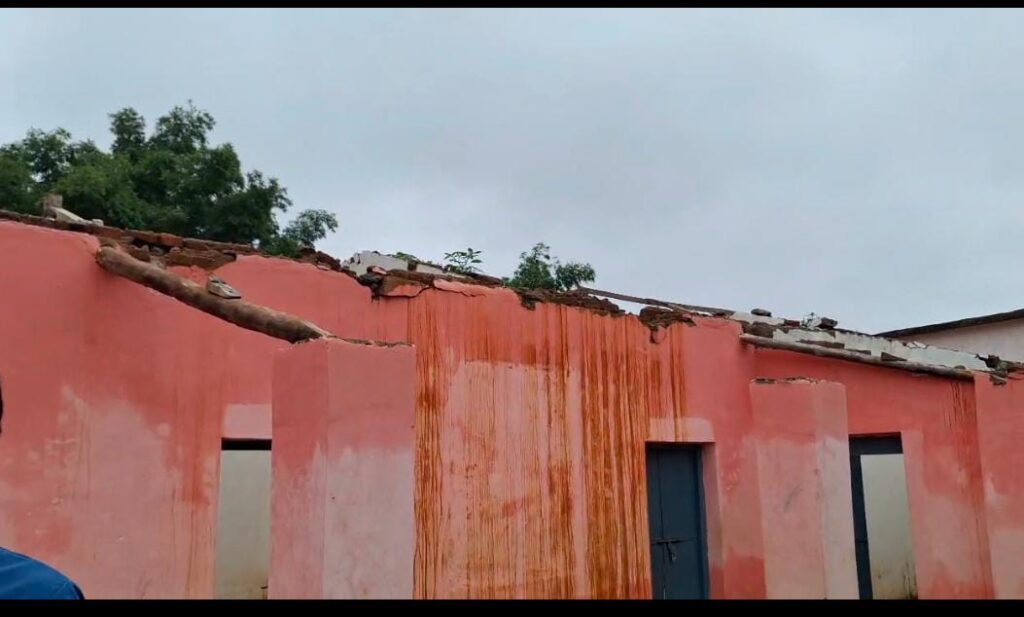 स्कूल जतन योजना में जमकर भ्रष्टाचार , छत की जगह खुला आसमान ... गुणवत्ताहीन निर्माण से ग्रामीणों में आक्रोश 1 1000020052 1