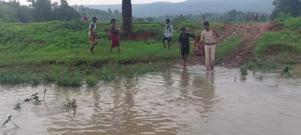 पुलिस की मानवीय चेहरा - दर्द से कराह रही गर्भवती महिला को 3 किमी कांवर में उठा कर गाडी तक पहुंचाया अस्पताल 1 IMG 20240714 WA0020