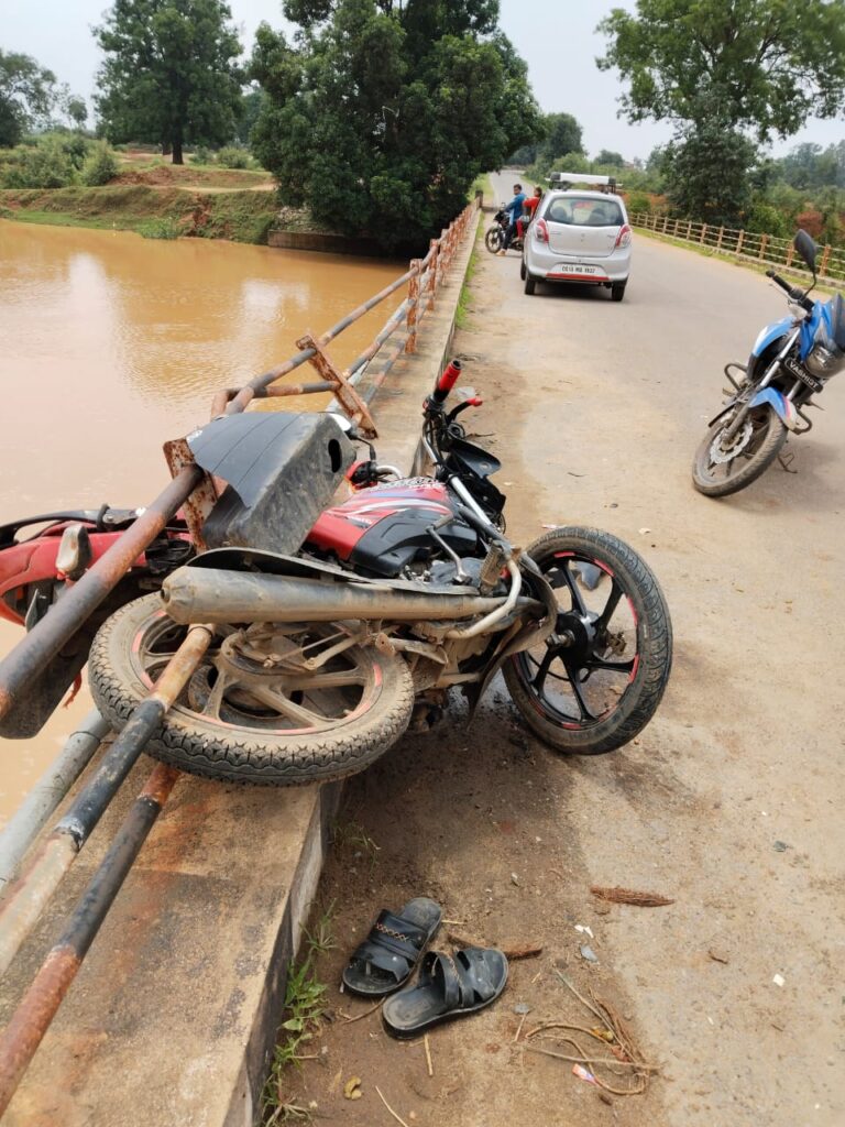 पीकप की ठोकर से बाइक सवार शिक्षक घायल , शिक्षक की स्थिति गंभीर 2 IMG 20240714 WA0048