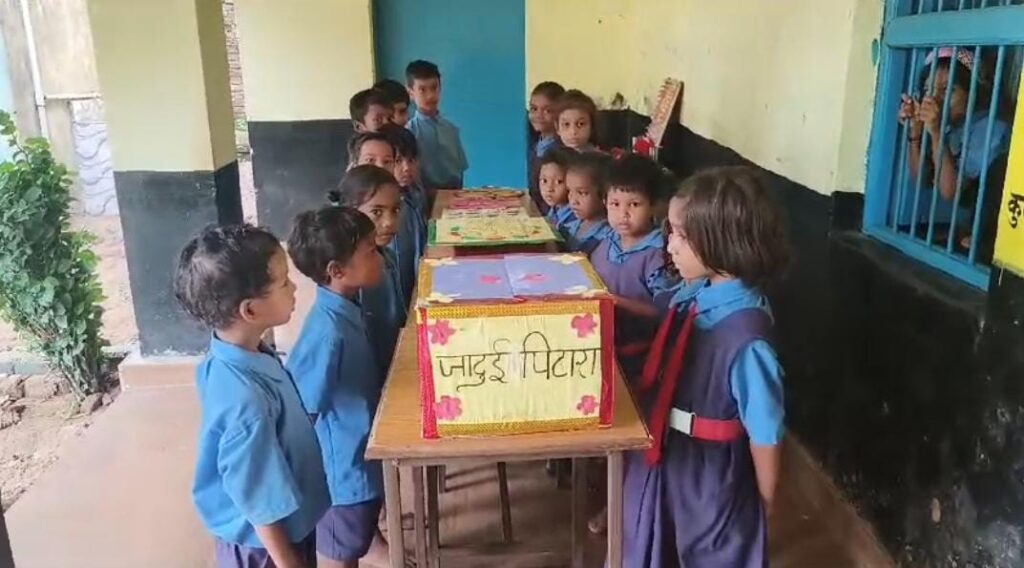 संकुल केंद्र मिडमिडा के समस्त स्कूलो मे प्रदर्शनी लगाकर मनाया गुरु पूर्णिमा 2 IMG 20240722 WA0036