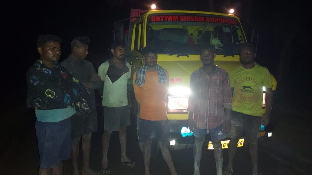 मजदूरों को बैठा के अवैध लाल ईट का परिवहन कर रही गाड़ी जब्त 2 IMG 20240724 WA0002