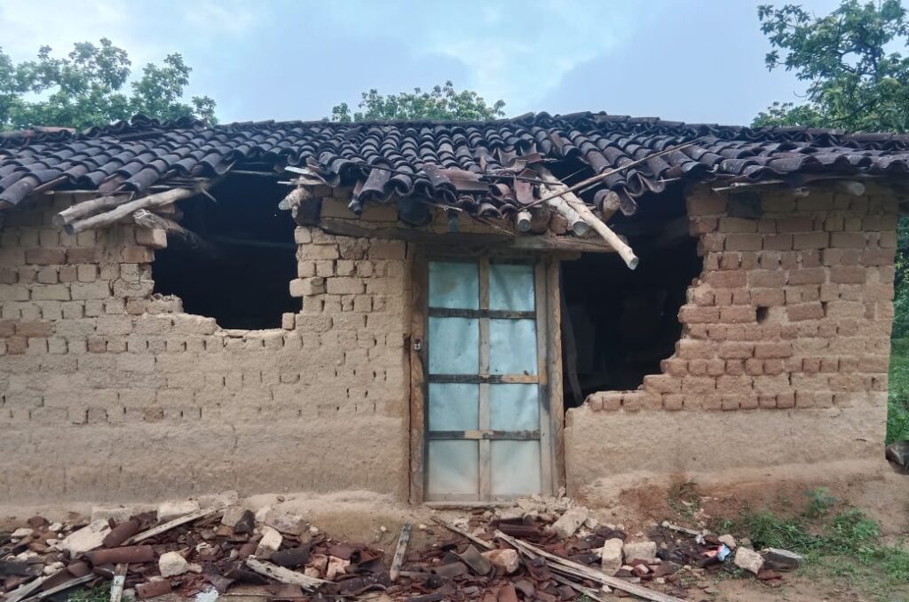दो हाथियों ने रात भर मचाया तांडव , घूम घूम कर घरों में सो रहे लोगों 4 घरों को तोड़ा 3 IMG 20240808 WA00402