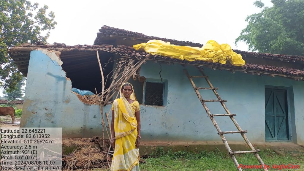 दो हाथियों ने रात भर मचाया तांडव , घूम घूम कर घरों में सो रहे लोगों 4 घरों को तोड़ा 1 IMG 20240808 WA0043