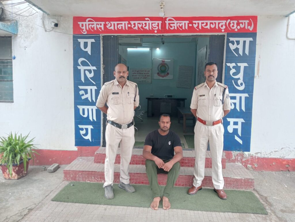 महिलाओ के पैसे का गबन करने वाला आरोपी बैंक मैनेजर गिरफ्तार 1 IMG 20240815 WA0064