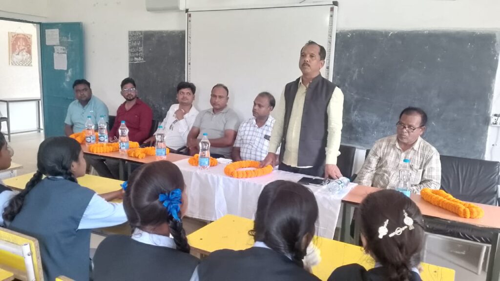 छात्राओं कि सुविधा के लिये सरकार बाँट रही सायकल - सालिक साय जिला पंचयात सदस्य 2 IMG 20241001 WA0067