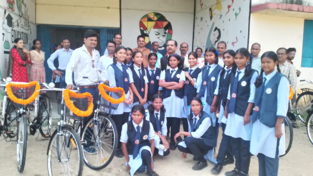 छात्राओं कि सुविधा के लिये सरकार बाँट रही सायकल - सालिक साय जिला पंचयात सदस्य 3 IMG 20241001 WA0072