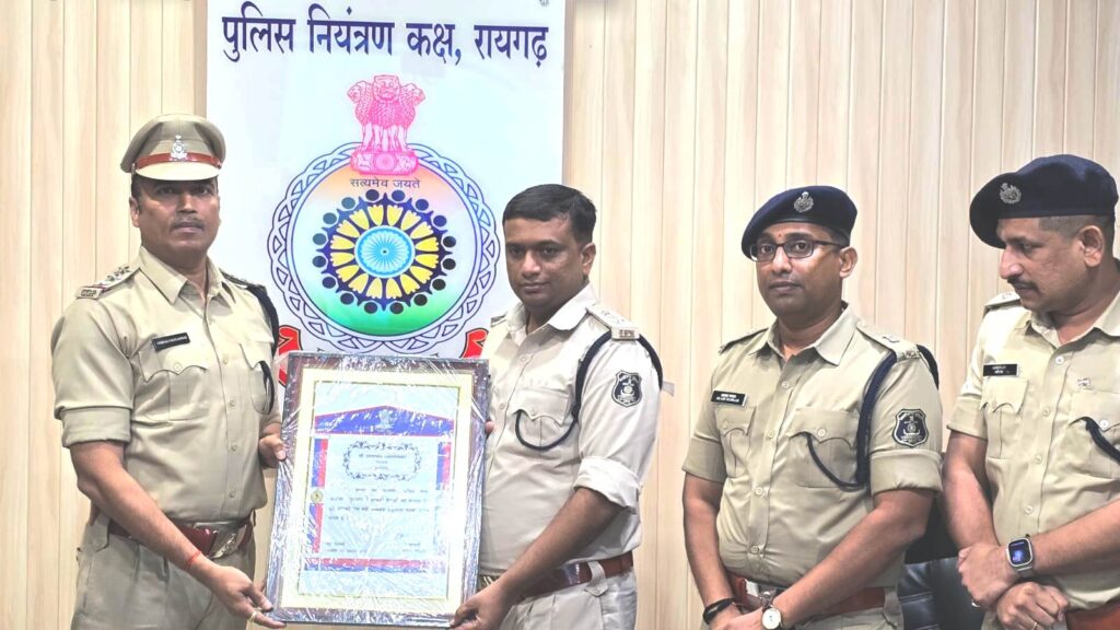 थाना प्रभारी आशीर्वाद राहटगांवकर को केंद्रीय गृह मंत्रालय से मिला " दक्षता पदक " , एसपी ने किया सम्मानित 2 IMG 20241005 WA0005