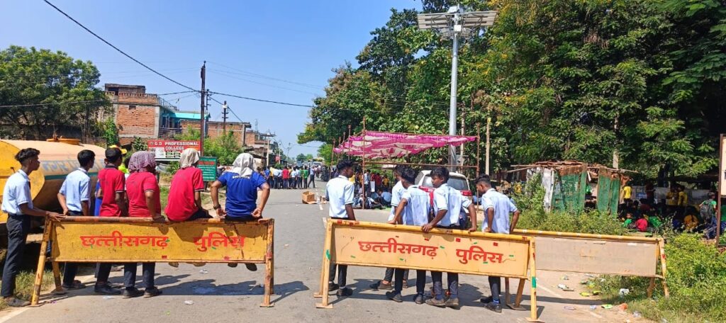 सुबह से चिलचिलाती धूप में धरने में बैठे छात्र , गिर रहे चक्कर खाकर ..... अधिकारी कि समझाइस नहीं आ रही काम , अपनी मांगो को लेकर सडक पर डटे छात्र 3 IMG 20241005 WA0015