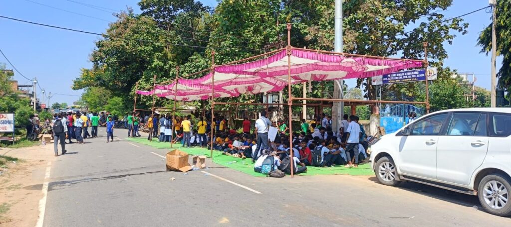 सुबह से चिलचिलाती धूप में धरने में बैठे छात्र , गिर रहे चक्कर खाकर ..... अधिकारी कि समझाइस नहीं आ रही काम , अपनी मांगो को लेकर सडक पर डटे छात्र 2 IMG 20241005 WA0016