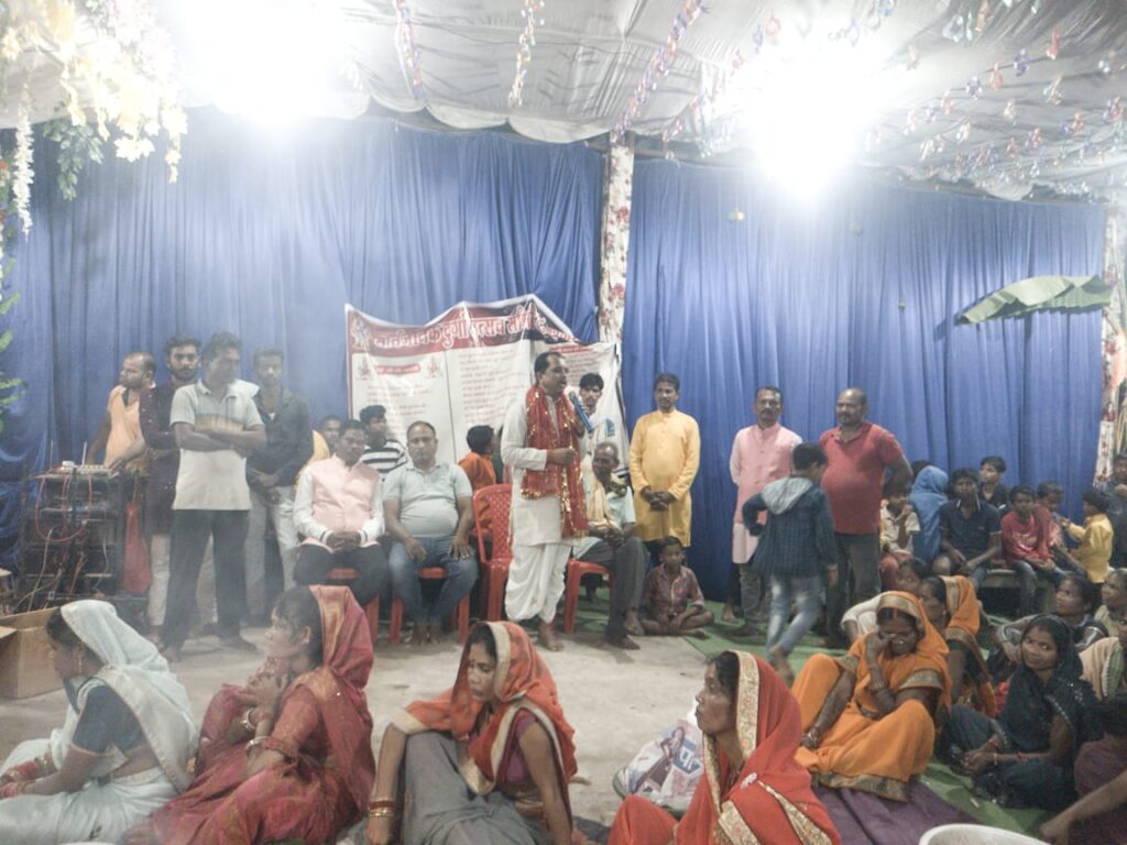 टांगरगाँव पहुँचे जिला पंचायत सदस्य सालिक साय , क्षेत्र कि खुशहाली के साथ दशहरा कर्मा पूजा कि शुभकामनायें दी 2 IMG 20241012 WA0030