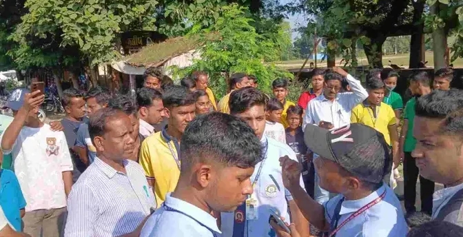 सुबह से चिलचिलाती धूप में धरने में बैठे छात्र , गिर रहे चक्कर खाकर ..... अधिकारी कि समझाइस नहीं आ रही काम , अपनी मांगो को लेकर सडक पर डटे छात्र 4 InShot 20241005 0957564172