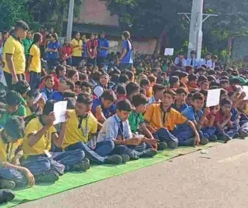 सुबह से चिलचिलाती धूप में धरने में बैठे छात्र , गिर रहे चक्कर खाकर ..... अधिकारी कि समझाइस नहीं आ रही काम , अपनी मांगो को लेकर सडक पर डटे छात्र 1 InShot 20241005 0957564173