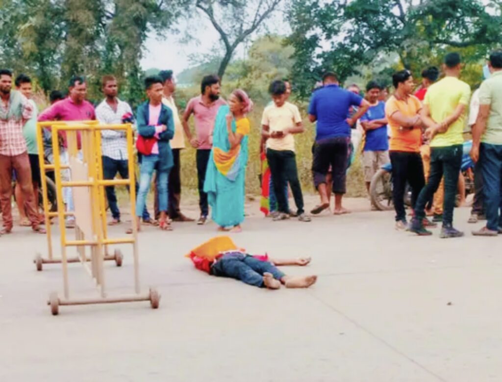 ट्रेलर के चपेट में आने से दो युवकों कि हुई मौत 1 Picsart 24 10 27 05 38 43 724