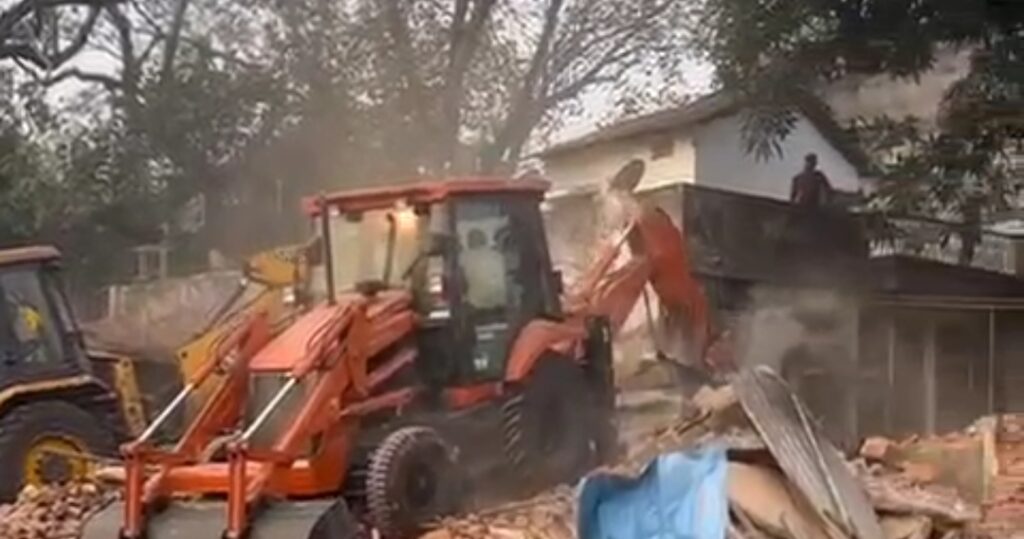 सुबह से तोड़फोड़ शुरू... तोड़ू दस्ते ने 4 से 5 मकानों को तोड़ने की प्रक्रिया शुरू किया 2 Screenshot 2024 11 08 07 44 43 09 6012fa4d4ddec268fc5c7112cbb265e7