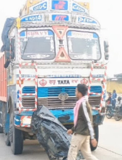 ट्रक ने कार को लिया चपेट में , 4 की मौके पर मौत .. कटर से काट के निकाला गया शव 2 AmbikaPur Accident News 1024x6832 1