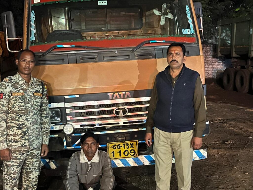 माजदा और पिकअप के साथ गाड़ी में लोड अवैध कबाड़ जब्त 1 IMG 20241223 WA0021