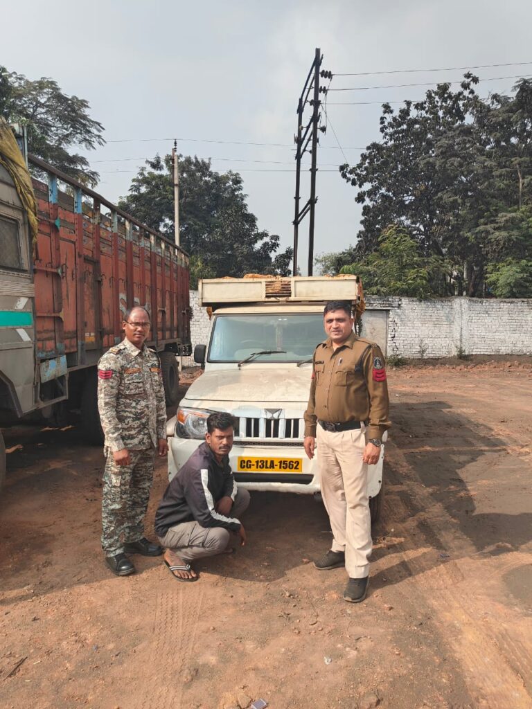 माजदा और पिकअप के साथ गाड़ी में लोड अवैध कबाड़ जब्त 2 IMG 20241223 WA0022