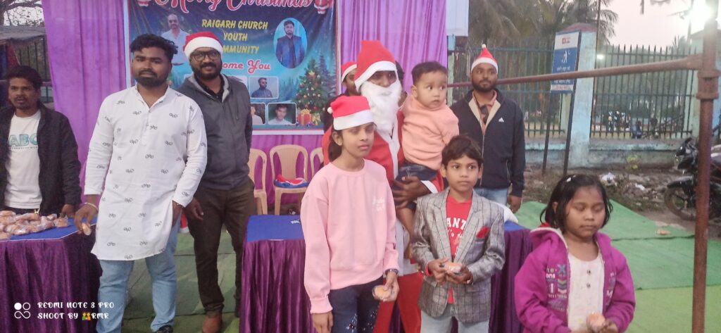 चक्रधर नगर में क्रिसमस के अवसर पर केक और चॉकलेट का वितरण 2 IMG 20241224 WA0062