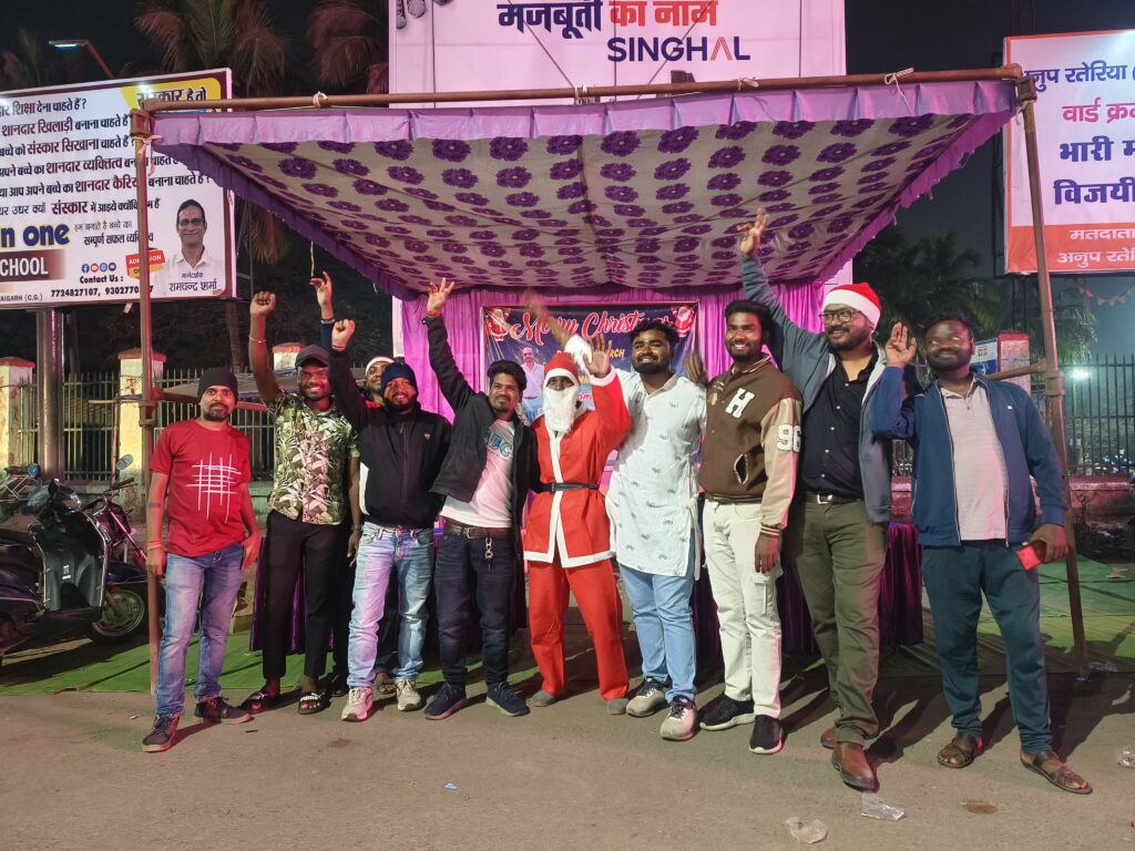 चक्रधर नगर में क्रिसमस के अवसर पर केक और चॉकलेट का वितरण 1 IMG 20241224 WA0063