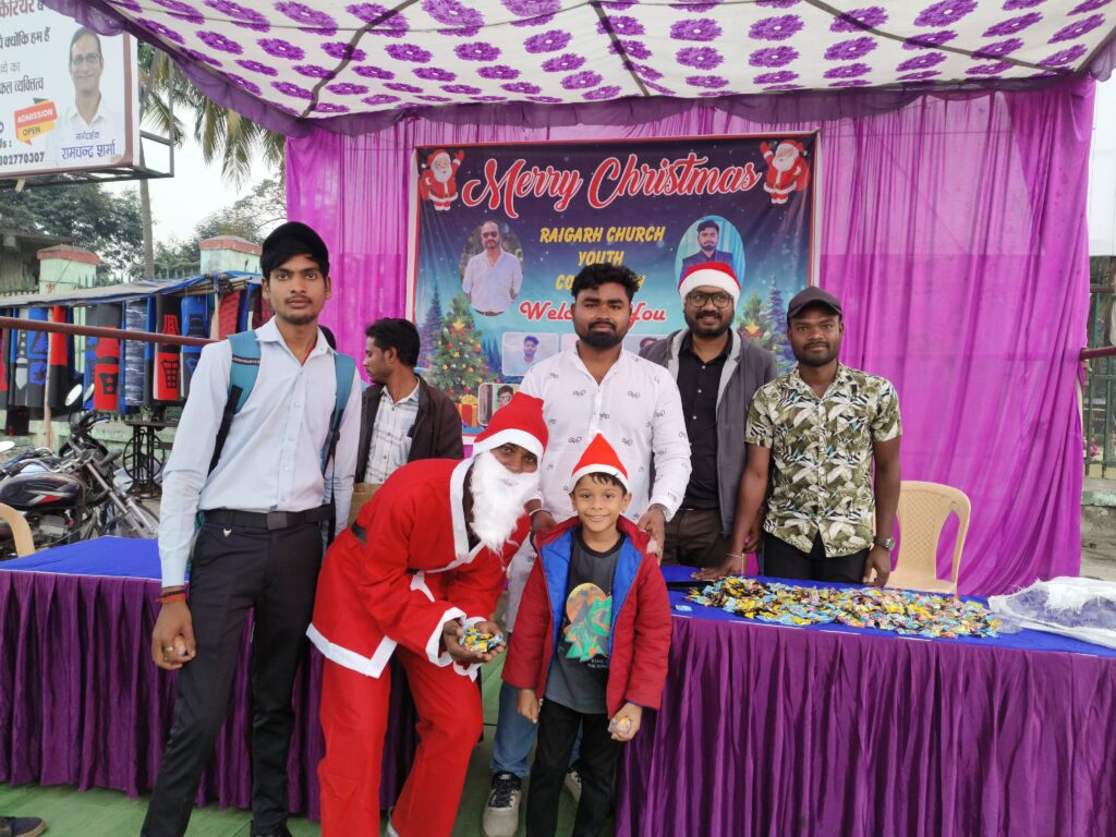 चक्रधर नगर में क्रिसमस के अवसर पर केक और चॉकलेट का वितरण 3 IMG 20241224 WA0065