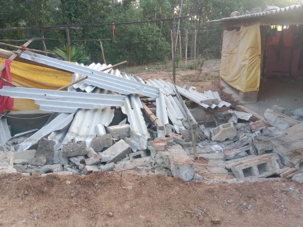 हांथी ने गाँव में मचाया जमकर उत्पात , घरों को तोड़कर पहुंचाया नुकसान , रहवासियो ने भगाकर बचाई जान 2 IMG 20241229 WA0001