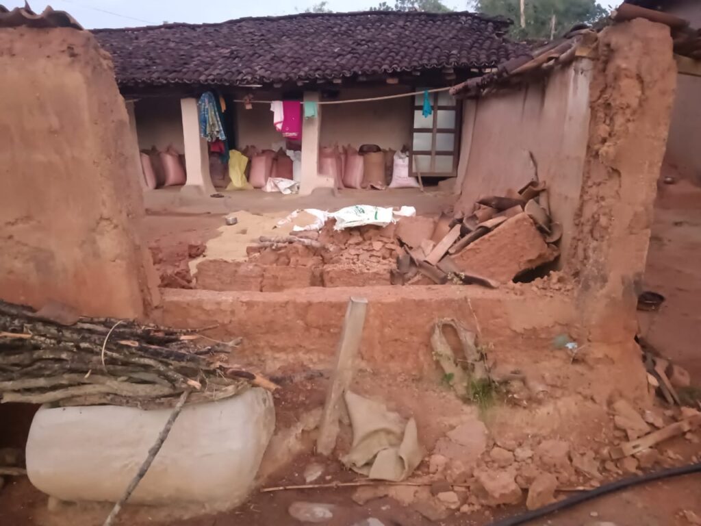 हांथी ने गाँव में मचाया जमकर उत्पात , घरों को तोड़कर पहुंचाया नुकसान , रहवासियो ने भगाकर बचाई जान 1 IMG 20241229 WA0003