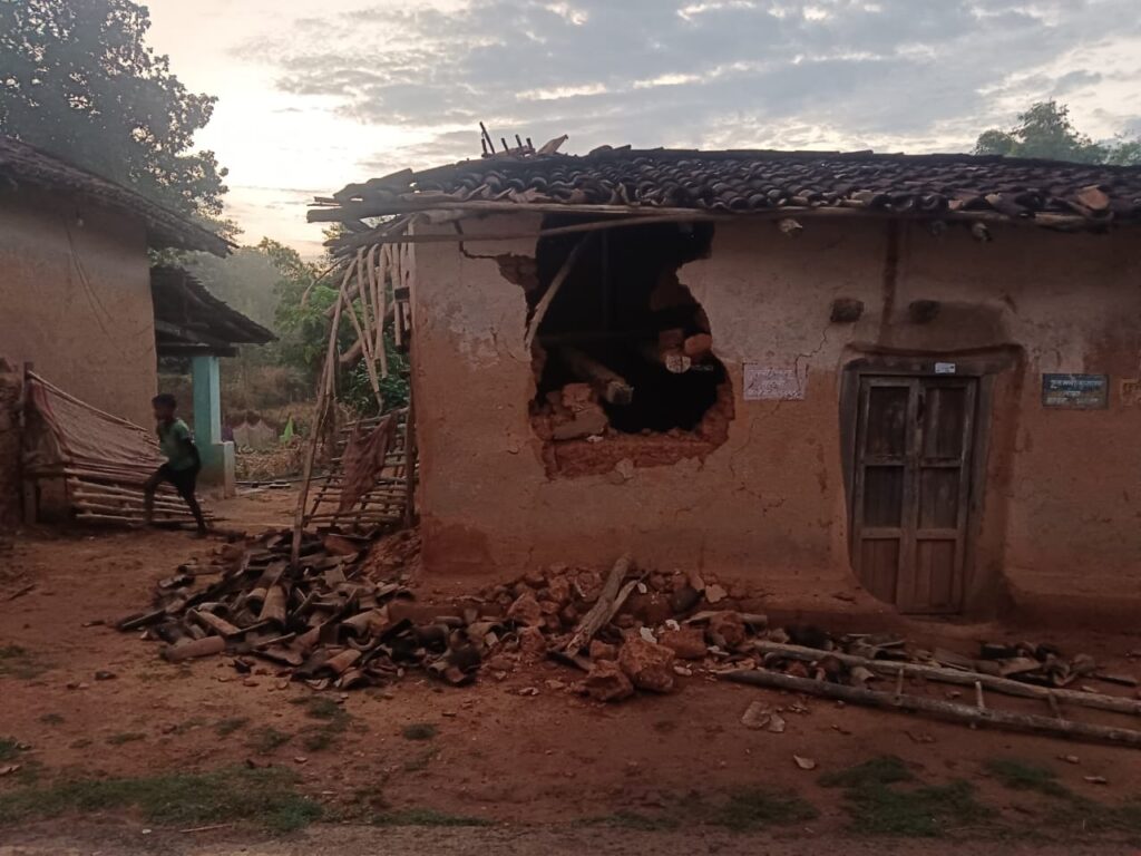 हांथी ने गाँव में मचाया जमकर उत्पात , घरों को तोड़कर पहुंचाया नुकसान , रहवासियो ने भगाकर बचाई जान 3 IMG 20241229 WA0007