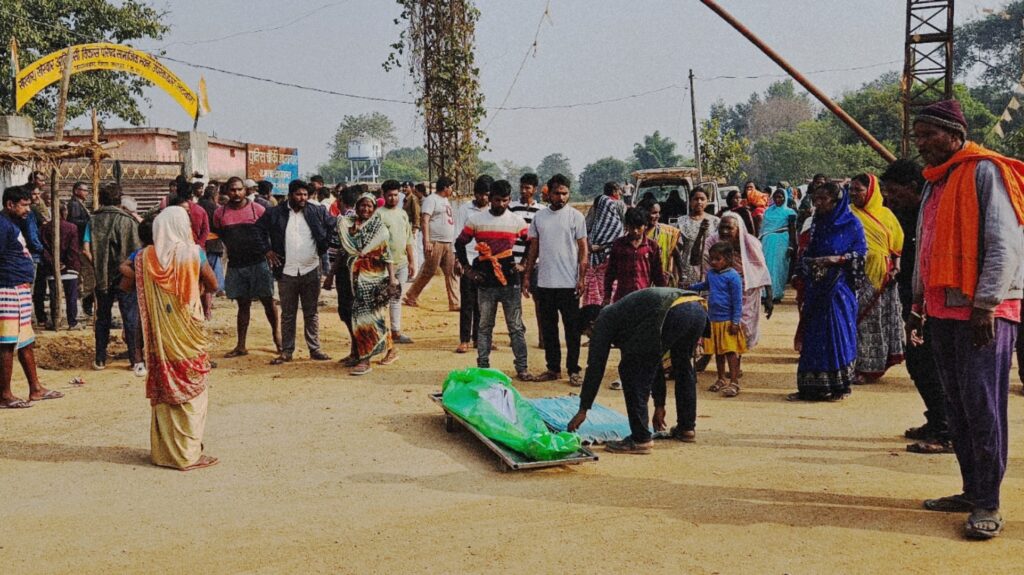 2 लोगो के पिटाई से ग्रामीण की हुई मौत , शव को लेकर सडक में उतरे आक्रोषित ग्रामीण ... परिजन लगा रहे गंभीर आरोप 3 Picsart 24 12 27 18 19 20 589