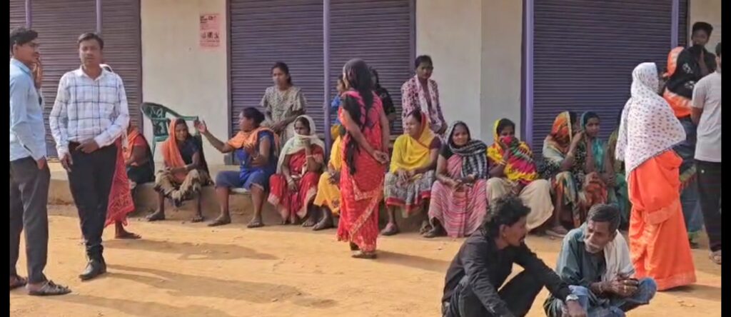 2 लोगो के पिटाई से ग्रामीण की हुई मौत , शव को लेकर सडक में उतरे आक्रोषित ग्रामीण ... परिजन लगा रहे गंभीर आरोप 4 Screenshot 2024 12 27 17 30 31 15 40deb401b9ffe8e1df2f1cc5ba480b12 1