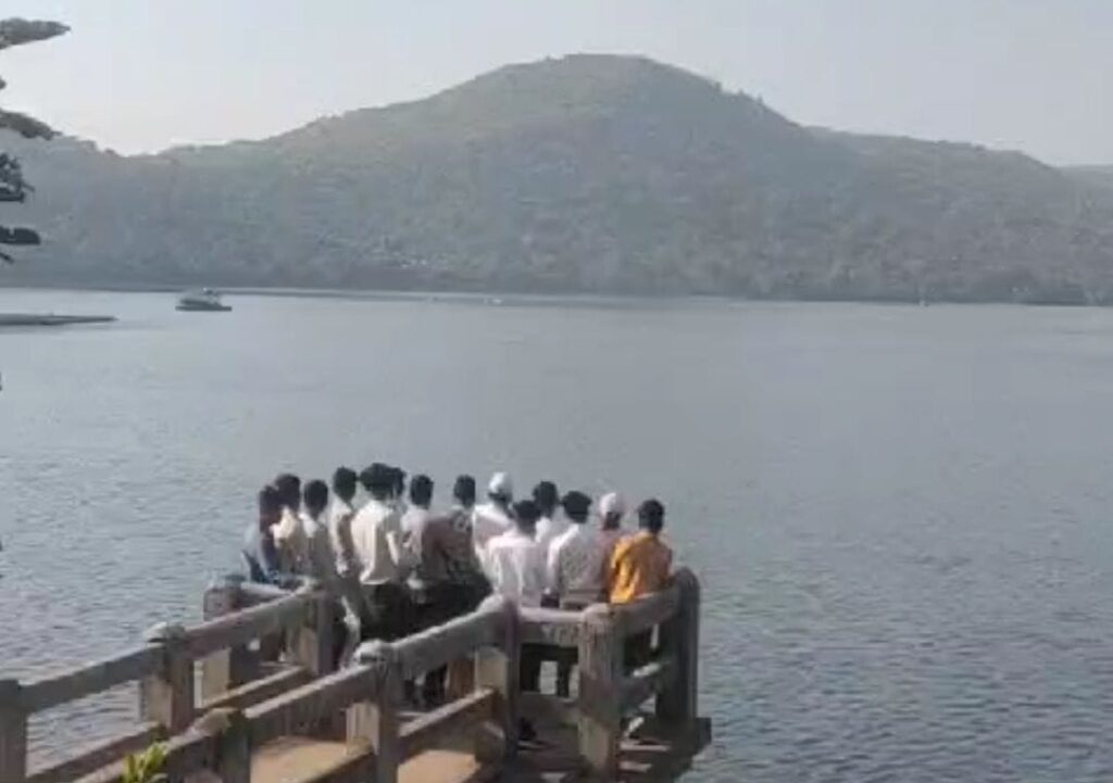 नौका विहार पड़ा भारी , महिला बच्चों से भारी नाव पलटी .... मची चीख पुकारा 1 IMG 20250101 WA0064