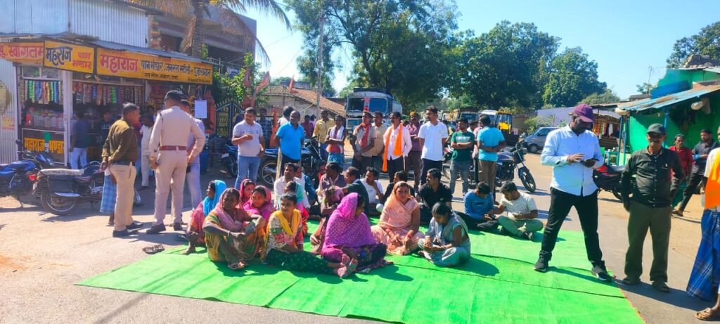 सैकड़ो कि संख्या में गुस्साए ग्रामीण सडक पर उतरे , नवापारा में चक्का जाम जारी 1 IMG 20250103 WA0041