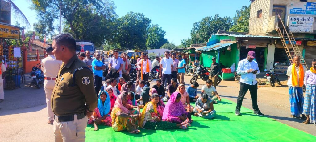 सैकड़ो कि संख्या में गुस्साए ग्रामीण सडक पर उतरे , नवापारा में चक्का जाम जारी 3 IMG 20250103 WA0043