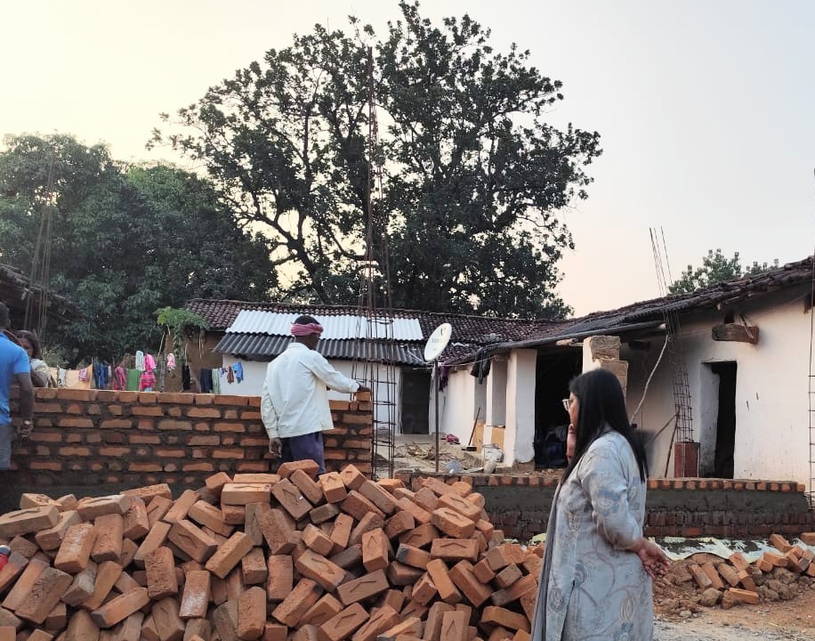 प्रधानमंत्री आवास के कामों में तेजी लाने गांव गॉव पहुंच रही एसडीएम अक्षा गुप्ता 1 IMG 20250105 WA00182