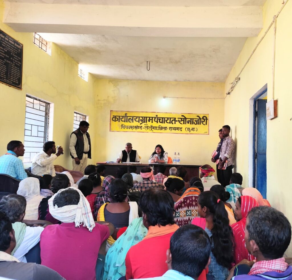 प्रधानमंत्री आवास के कामों में तेजी लाने गांव गॉव पहुंच रही एसडीएम अक्षा गुप्ता 3 IMG 20250105 WA00192