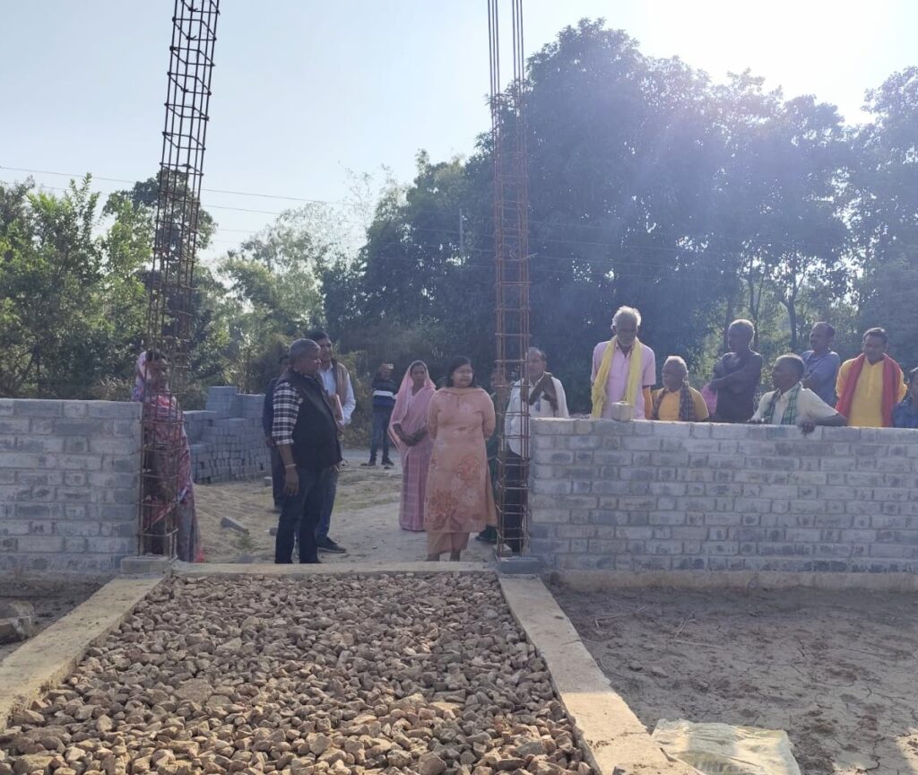 प्रधानमंत्री आवास के कामों में तेजी लाने गांव गॉव पहुंच रही एसडीएम अक्षा गुप्ता 2 IMG 20250105 WA00202