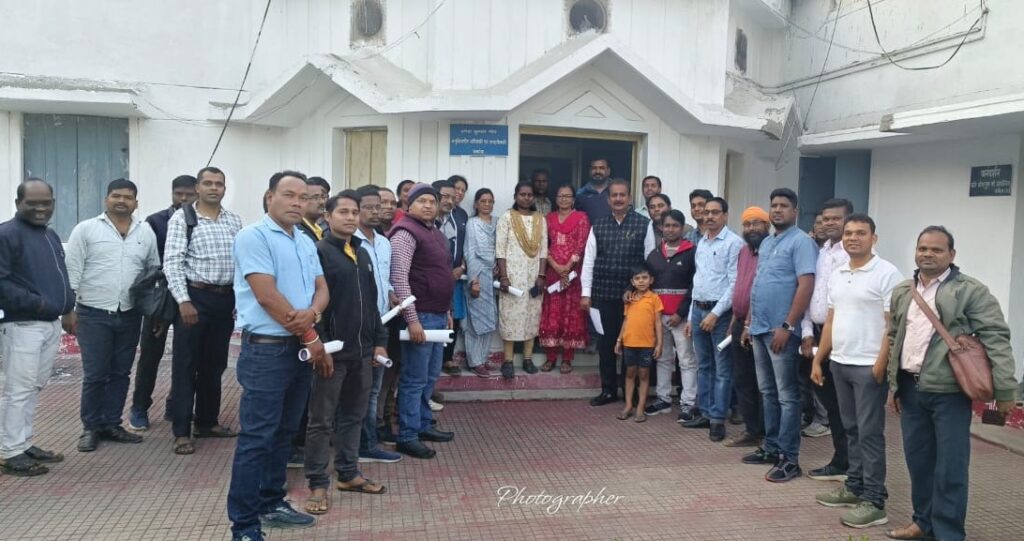 12 सूत्रीय मांगो को तृतीय वर्ग कर्मचारी संघ ने प्रदर्शन के साथ सौंपा ज्ञापन 1 IMG 20250117 WA00452