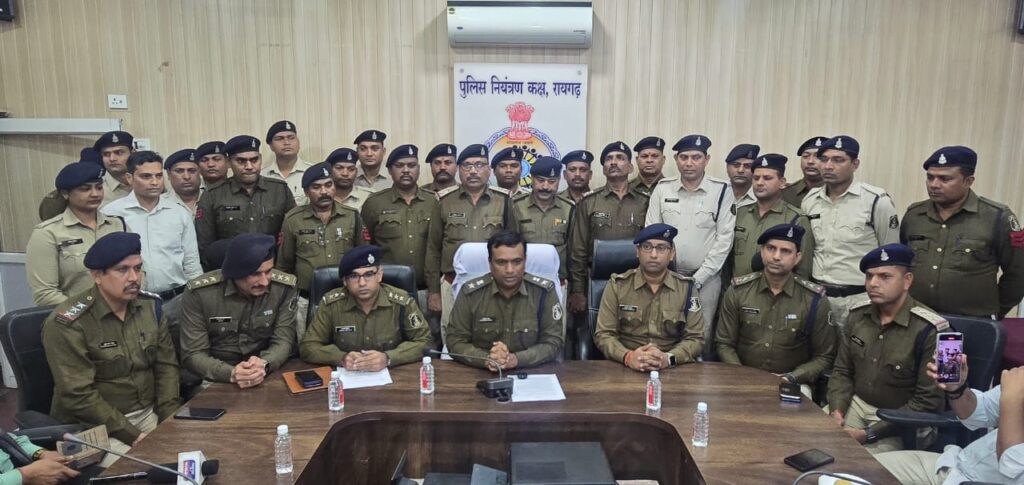 शहर के बीच बुजुर्ग भाई-बहन के कत्ल की गुत्थी सुलझाई , युवती सहित तीन आरोपी गिरफ्तार 2 IMG 20250121 WA0037