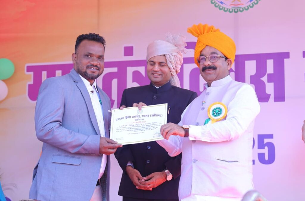 शिक्षा विभाग के तीन कर्मचारी उपमुख्यमंत्री के हाथ हुए सम्मानित 1 IMG 20250127 WA0034