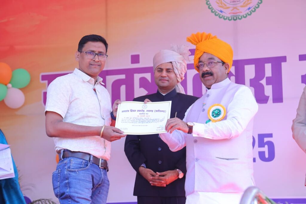 शिक्षा विभाग के तीन कर्मचारी उपमुख्यमंत्री के हाथ हुए सम्मानित 2 IMG 20250127 WA0035