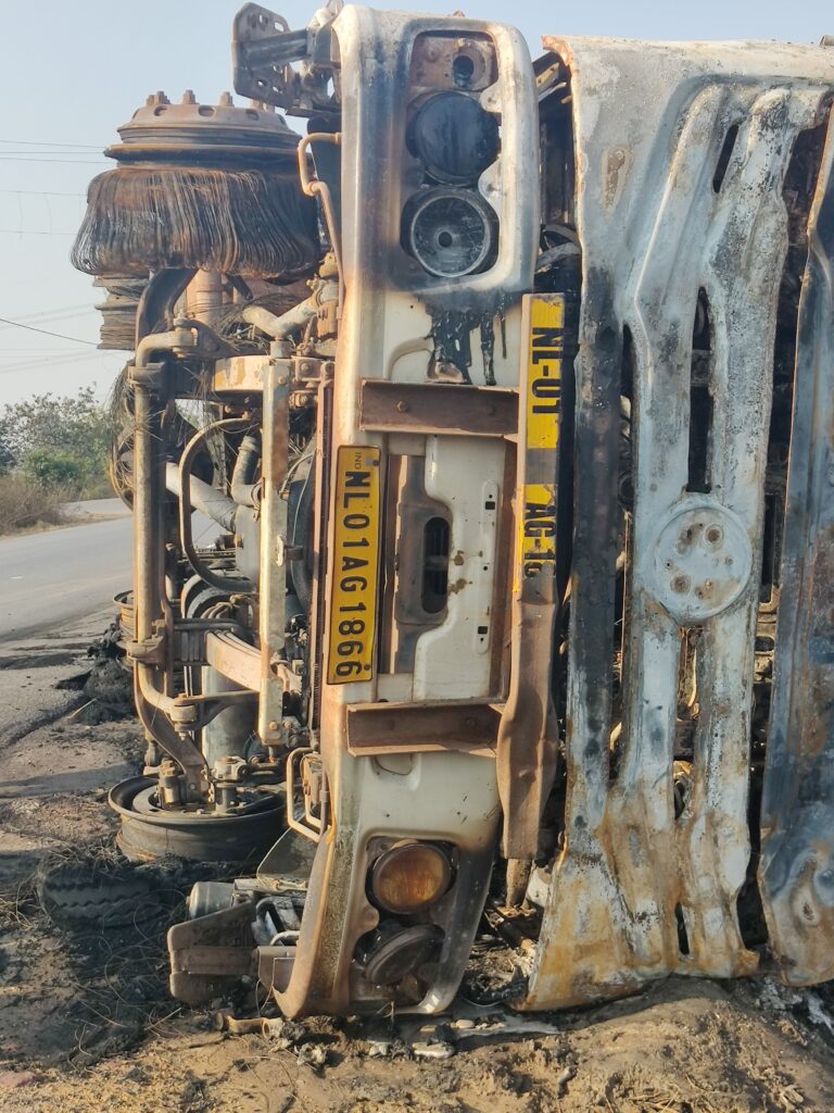 सड़क में पलटी ट्रेलर जली , पुलिस जाँच में जुटी 1 IMG 20250218 084451