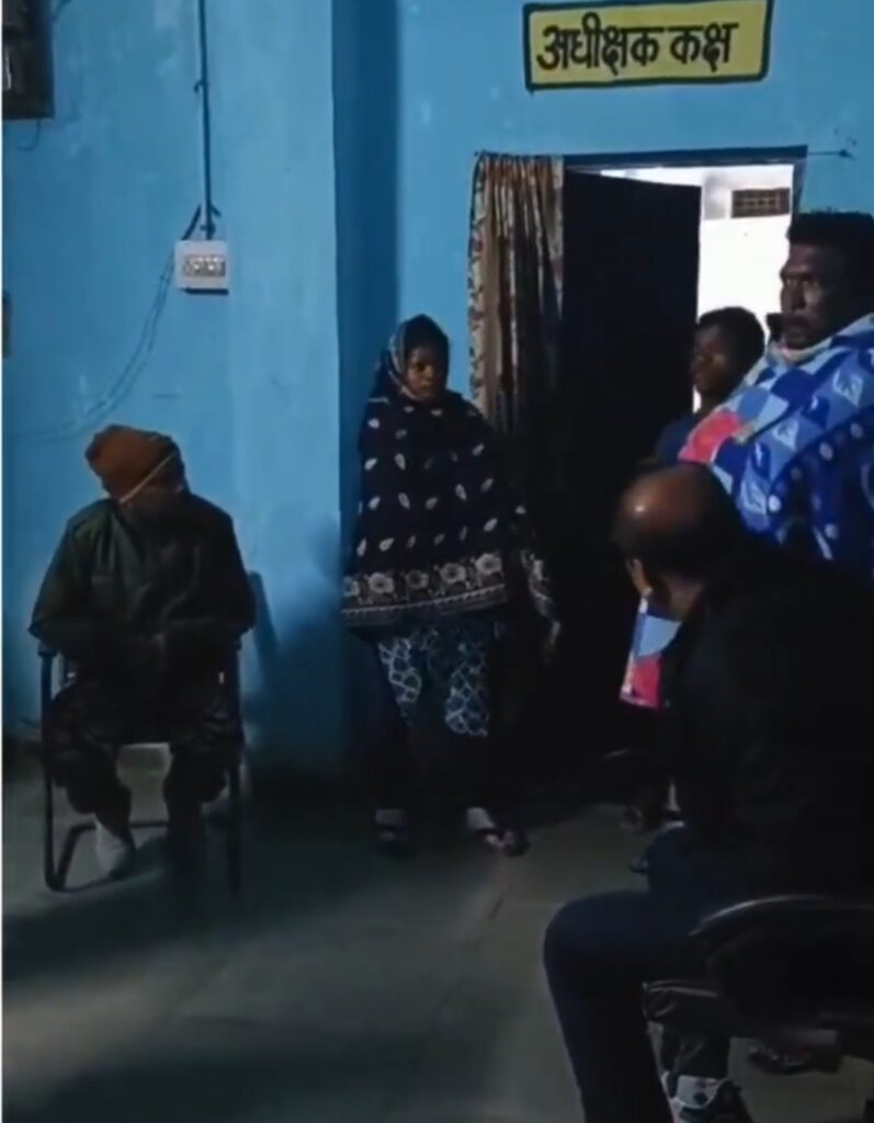 हॉस्टल में शिक्षिका के साथ रंगरेलियां मनाते अधीक्षक पकड़ाया 2 Screenshot 2025 02 17 06 11 15 53 40deb401b9ffe8e1df2f1cc5ba480b12