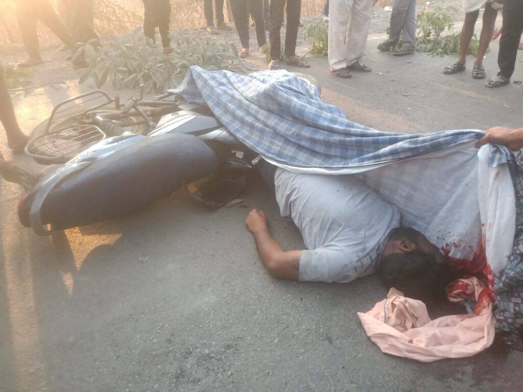बाईक सवार को ट्रेलर ने रौंदा , मौके पर हुई मौत 2 IMG 20250301 WA0022